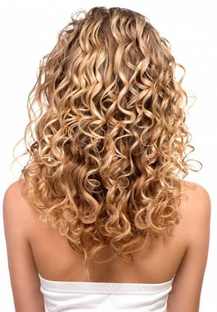 Blonde Locken nach einer Dauerwelle