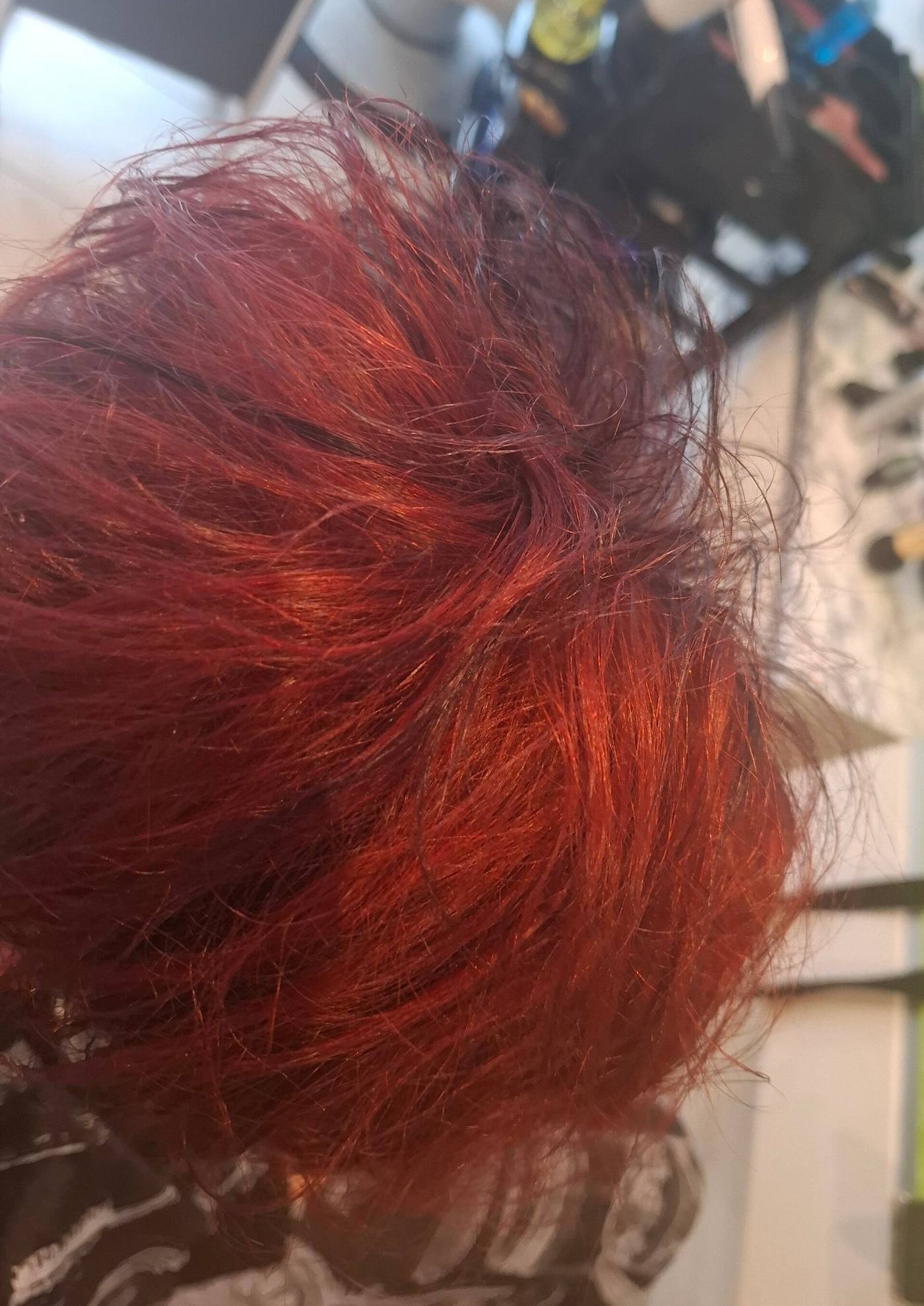 Leuchtend rote Haarfarbe in Nahaufnahme