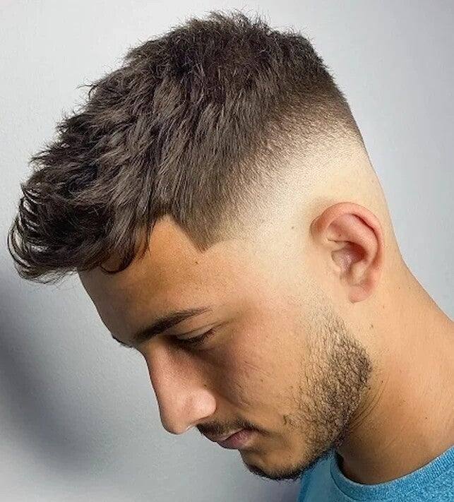 Herrenhaarschnitt mit verblassten Seiten im Undercut-Stil